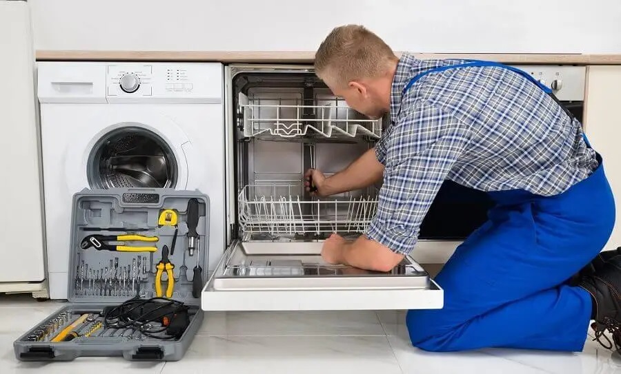 Konak Daikin servisi teknisyen ekibi beyaz eşya tamiri yaparken